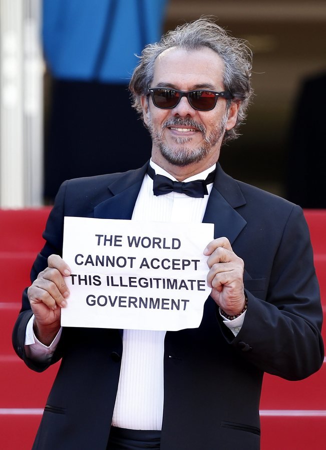 Διαμαρτυρία στο κόκκινο χαλί -Βραζιλιάνοι ηθοποιοί έστειλαν πολιτικά μηνύματα από τις Κάννες [εικόνες] | iefimerida.gr 2