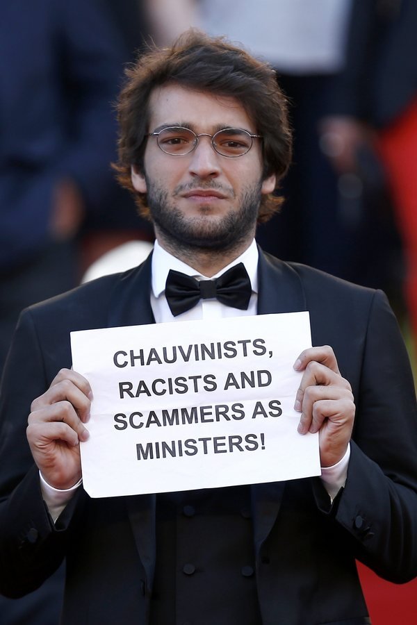 Διαμαρτυρία στο κόκκινο χαλί -Βραζιλιάνοι ηθοποιοί έστειλαν πολιτικά μηνύματα από τις Κάννες [εικόνες] | iefimerida.gr 4