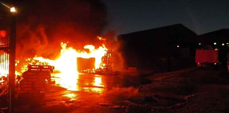 Κόλαση φωτιάς στο Αίγιο -Ολονύχτια μάχη για την κατάσβεση πυρκαγιάς σε εργοστάσιο οινοποιίας [εικόνες] | iefimerida.gr 1