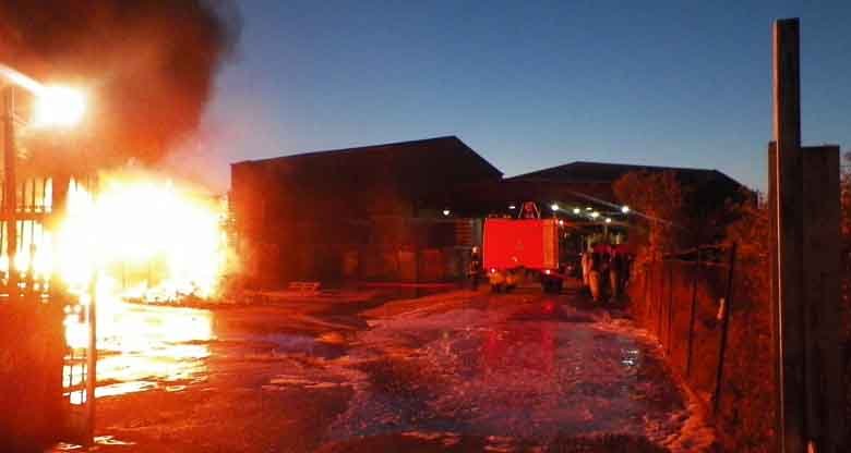 Κόλαση φωτιάς στο Αίγιο -Ολονύχτια μάχη για την κατάσβεση πυρκαγιάς σε εργοστάσιο οινοποιίας [εικόνες] | iefimerida.gr 2