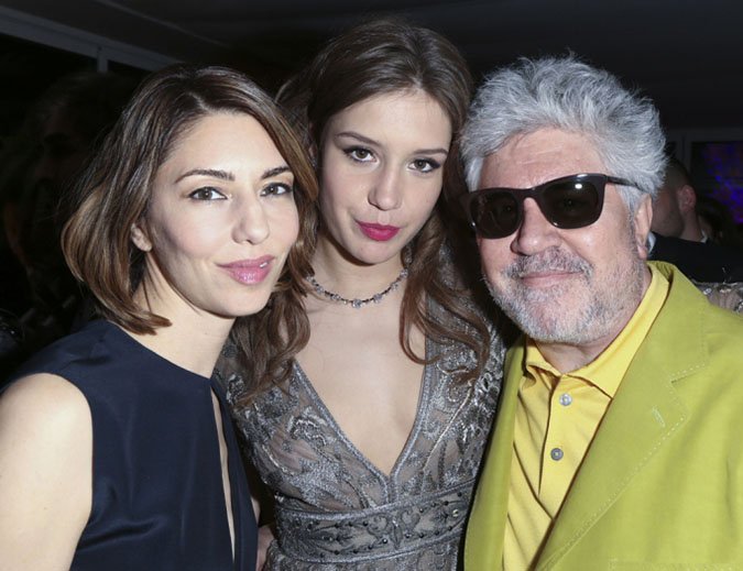 Ο Πέδρο Αλμοδόβαρ στις Κάννες -Η εκκεντρική εμφάνιση και οι selfie με διάσημους φίλες [εικόνες] | iefimerida.gr 2