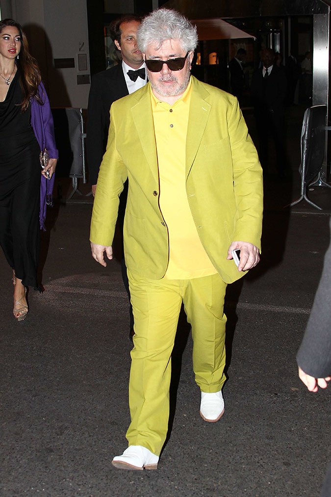 Ο Πέδρο Αλμοδόβαρ στις Κάννες -Η εκκεντρική εμφάνιση και οι selfie με διάσημους φίλες [εικόνες] | iefimerida.gr 1