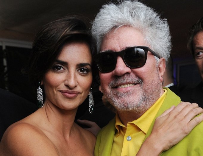 Ο Πέδρο Αλμοδόβαρ στις Κάννες -Η εκκεντρική εμφάνιση και οι selfie με διάσημους φίλες [εικόνες] | iefimerida.gr 0