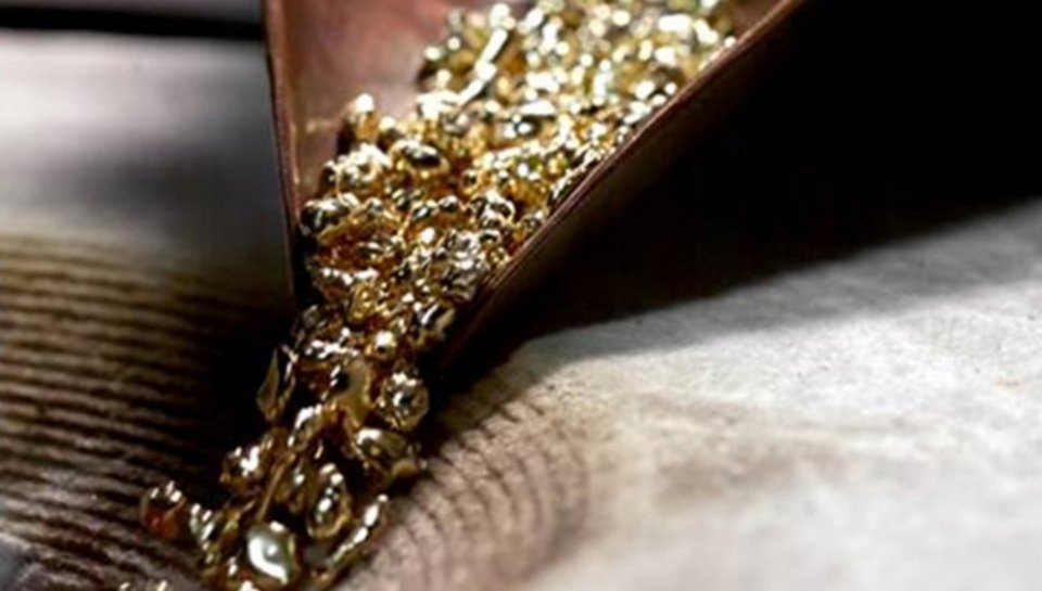 Ολόχρυσος και γεμάτος διαμάντια ο Χρυσός Φοίνικας στις Κάννες: Βήμα-βήμα η δημιουργία του [εικόνες]  | iefimerida.gr 0