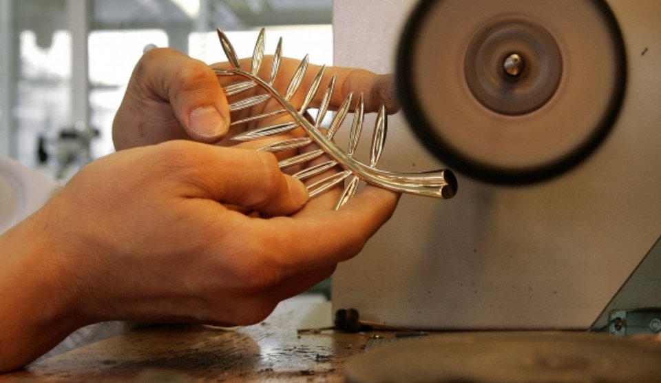 Ολόχρυσος και γεμάτος διαμάντια ο Χρυσός Φοίνικας στις Κάννες: Βήμα-βήμα η δημιουργία του [εικόνες]  | iefimerida.gr 3