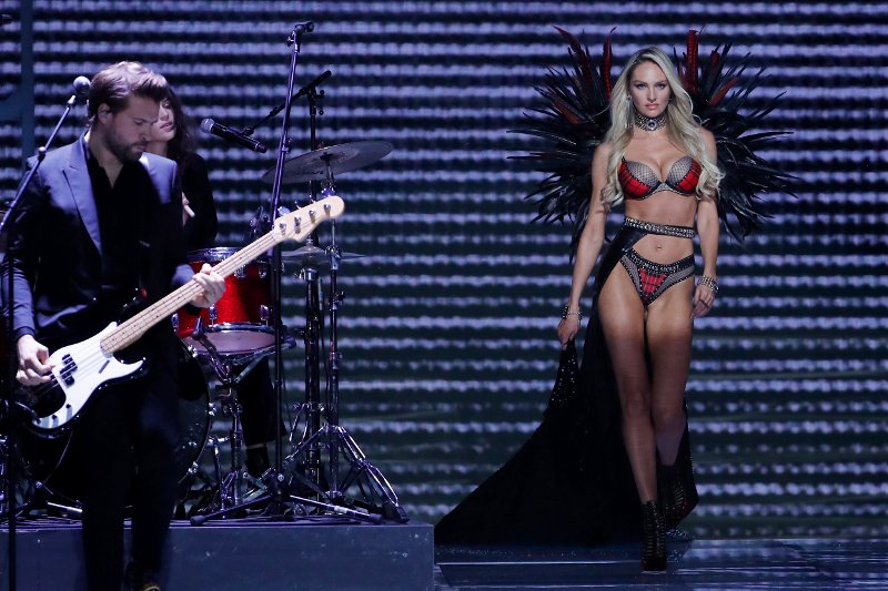 Μυστήριο με αγγελάκι της Victoria's Secret: Με πλάκα κοιλιά στο σόου αλλά σε προχωρημένη εγκυμοσύνη [εικόνες] | iefimerida.gr 2