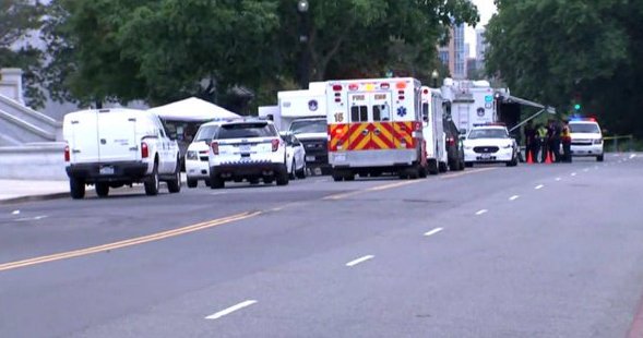 Αποκλείστηκε το Καπιτώλιο -Αυτοκίνητο τραυμάτισε αστυνομικό [εικόνες] | iefimerida.gr 2