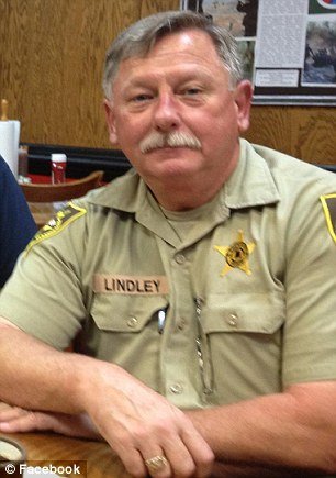 Η φωτογραφία αστυνομικού που έγινε viral -Αγκαλιά με το μωρό από την καραμπόλα [εικόνα] | iefimerida.gr 1