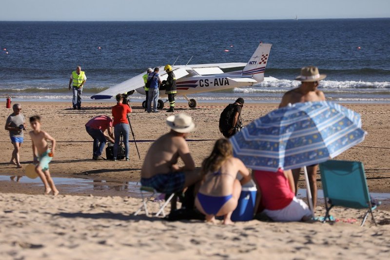 Πορτογαλία: Μικρό αεροσκάφος έκανε αναγκαστική προσγείωση σε παραλία -Νεκροί 2 λουόμενοι [εικόνες & βίντεο] | iefimerida.gr 3