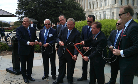 Αμερικανοί βουλευτές κόβουν το «συρματόπλεγμα της ντροπής» μπροστά από το Καπιτώλιο αντιδρώντας στη διχοτόμηση της Κύπρου [εικόνες] | iefimerida.gr 1