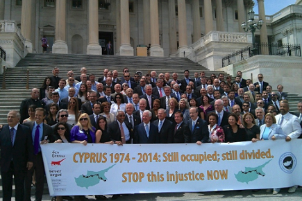 Αμερικανοί βουλευτές κόβουν το «συρματόπλεγμα της ντροπής» μπροστά από το Καπιτώλιο αντιδρώντας στη διχοτόμηση της Κύπρου [εικόνες] | iefimerida.gr 0