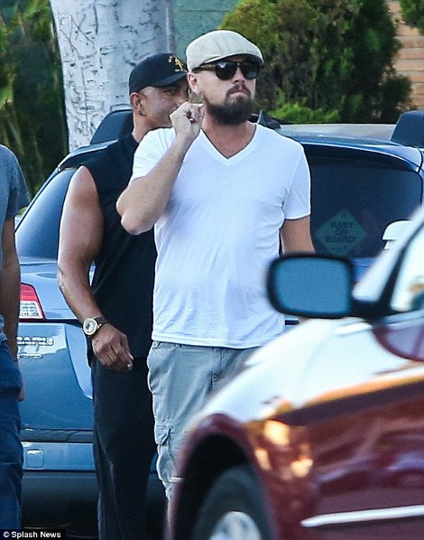 Ακόμη και ο Ντι Κάπριο έγινε χίπστερ: Με μούσι, γυαλί ηλίου, καπελάκι και επίπεδο παπουτσάκι [εικόνες] | iefimerida.gr 1