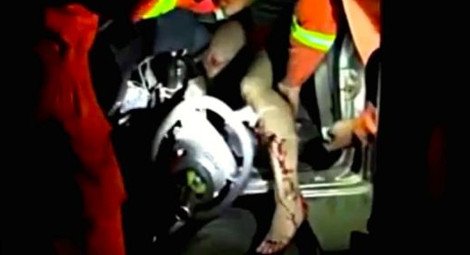 Ερωτικό τρίο της συμφοράς μέσα σε αυτοκίνητο: Τράκαρε με δέντρο -Δύο τραυματίστηκαν σοβαρά [εικόνες&βίντεο] | iefimerida.gr 0