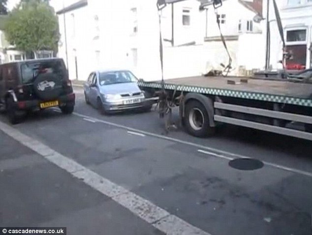 Ο επίμονος οδηγός -«Απογείωσε» το αυτοκίνητό του από τον γερανό που προσπαθούσε να το απομακρύνει [εικόνες&βίντεο] | iefimerida.gr 3