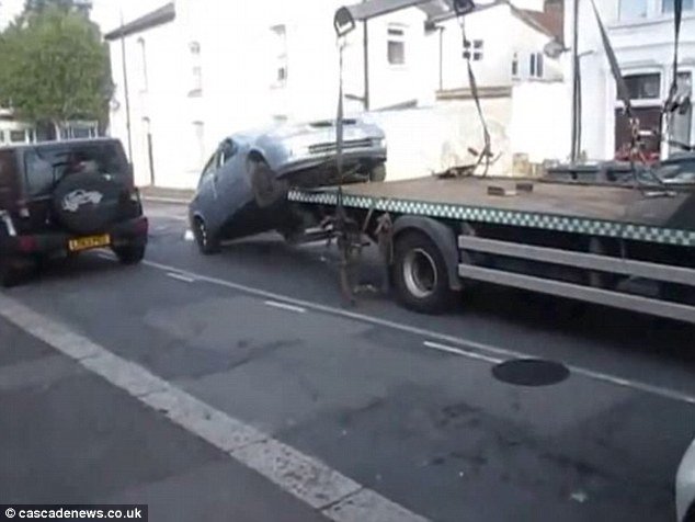 Ο επίμονος οδηγός -«Απογείωσε» το αυτοκίνητό του από τον γερανό που προσπαθούσε να το απομακρύνει [εικόνες&βίντεο] | iefimerida.gr 2