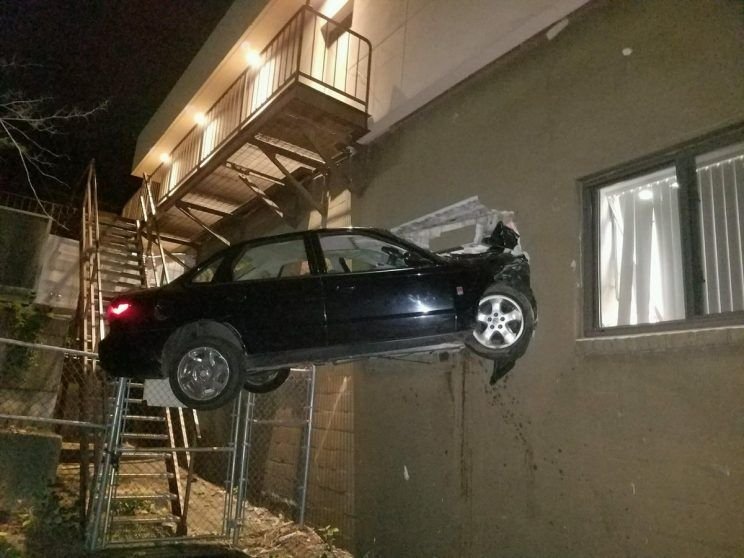 «Πάρκαρε» το αυτοκίνητο σε τοίχο, σε ύψος 2,5 μέτρων -Το άφησε στον αέρα και έφυγε [εικόνα] | iefimerida.gr 0