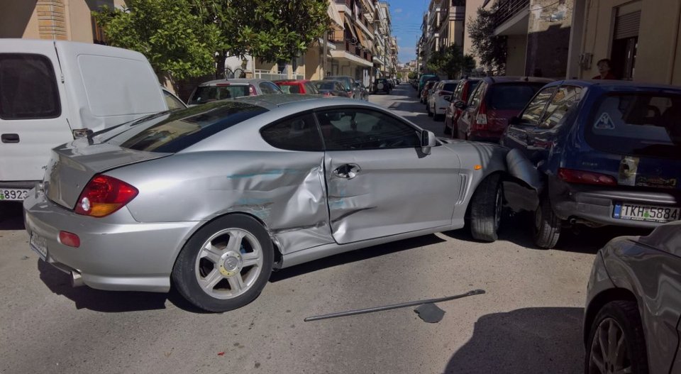 Τρίκαλα: Αυτοκίνητο ξέφυγε από την πορεία του και έπεσε πάνω σε έξι σταθμευμένα [εικόνες] | iefimerida.gr 0