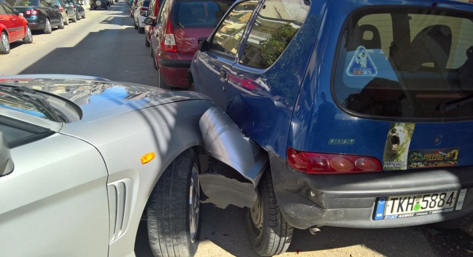 Τρίκαλα: Αυτοκίνητο ξέφυγε από την πορεία του και έπεσε πάνω σε έξι σταθμευμένα [εικόνες] | iefimerida.gr 1