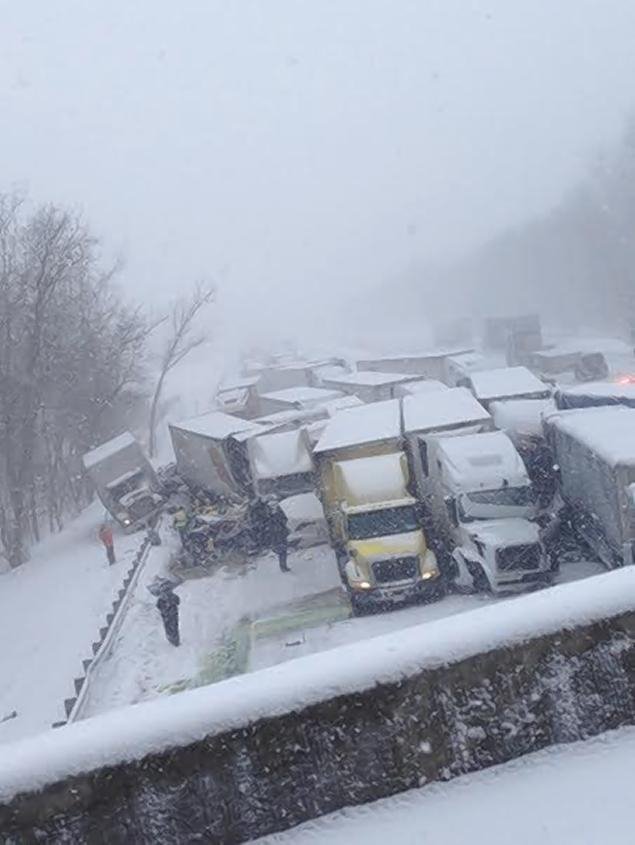 Φονική καραμπόλα με δεκάδες αυτοκίνητα και φορτηγά στις ΗΠΑ -Τρεις νεκροί και 20 τραυματίες [εικόνες&βίντεο] | iefimerida.gr 0