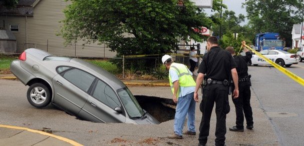 Η εκδίκηση ενός δρόμου: Τεράστια τρύπα κατάπιε αυτοκίνητο [εικόνες]  | iefimerida.gr 1