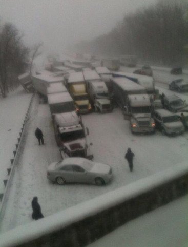Φονική καραμπόλα με δεκάδες αυτοκίνητα και φορτηγά στις ΗΠΑ -Τρεις νεκροί και 20 τραυματίες [εικόνες&βίντεο] | iefimerida.gr 1