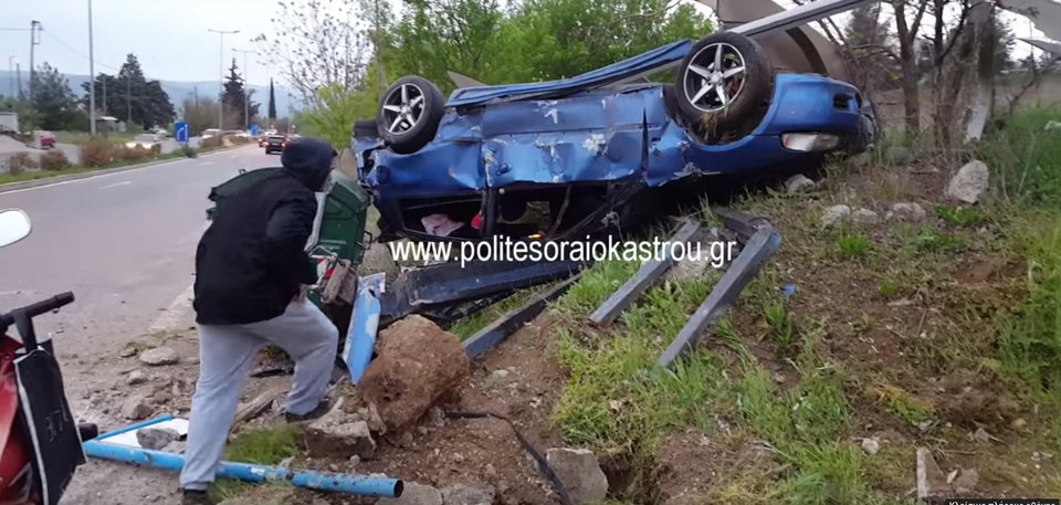 Ωραιόκαστρο: ΙΧ έκανε κόντρες και έπεσε με ιλιγγιώδη ταχύτητα σε στάση λεωφορείου [εικόνες & βίντεο] | iefimerida.gr 2