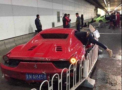 Κίνα: Σμπαράλια Lamborghini και Ferrari από αγώνα αλά Fast and Furious [εικόνες] | iefimerida.gr 3