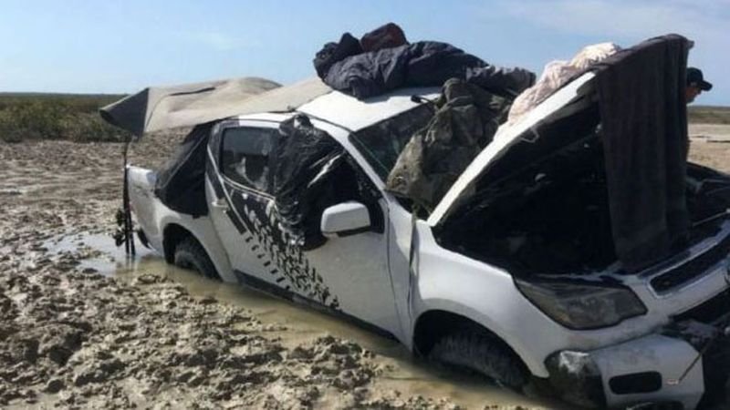 Αυστραλία: Ψαράδες πέρασαν τέσσερις μέρες στη σκεπή του αυτοκινήτου τους περικυκλωμένοι από κροκόδειλους | iefimerida.gr 2