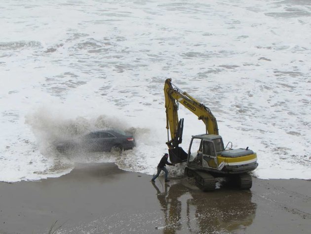 Το χειρότερο παρκάρισμα όλων των εποχών -Το άφησε στην αμμουδιά, το πήρε η θάλασσα [εικόνες] | iefimerida.gr 0