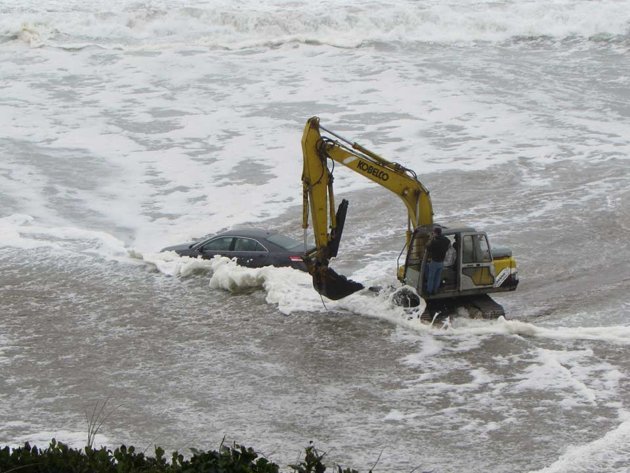 Το χειρότερο παρκάρισμα όλων των εποχών -Το άφησε στην αμμουδιά, το πήρε η θάλασσα [εικόνες] | iefimerida.gr 1