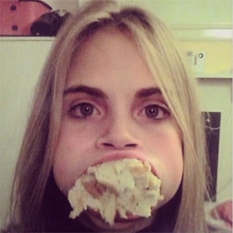 H Ζιζέλ και άλλα 7 μοντέλα «γουρουνιάζουν» -Μπέργκερ, πίτσα, τηγανητές πατάτες πριν την πασαρέλα [εικόνες] | iefimerida.gr 0