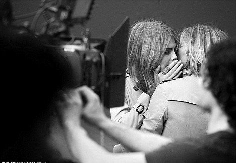 «Hμασταν γυμνές, είχε τυλίξει τα πόδια της γύρω μου» -Τα παρασκήνια της πιο καυτής φωτογράφισης μόδας [εικόνες] | iefimerida.gr 3