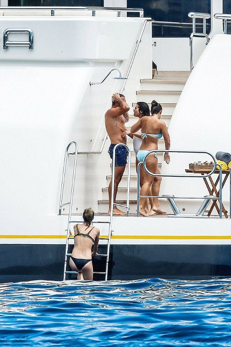 Η Κάρα Ντελεβίν με την κολλητή της Σελένα Γκόμεζ μαζί στο ντους [εικόνες] | iefimerida.gr 4