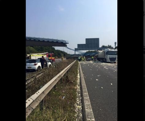 Χάος στη Βρετανία: Κατέρρευσε γέφυρα σε αυτοκινητόδρομο στο Κέντ [εικόνες] | iefimerida.gr 4