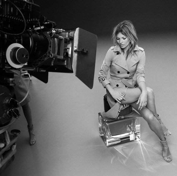 Ηφαίστειο: Η Κάρα Ντελεβίν και η Κέητ Μος ποζάρουν μαζί, για πρώτη φορά [εικόνες+βίντεο] | iefimerida.gr 7