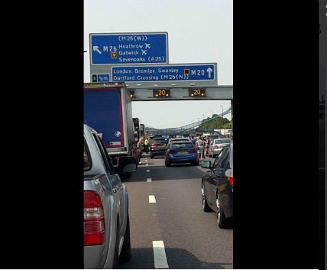 Χάος στη Βρετανία: Κατέρρευσε γέφυρα σε αυτοκινητόδρομο στο Κέντ [εικόνες] | iefimerida.gr 0