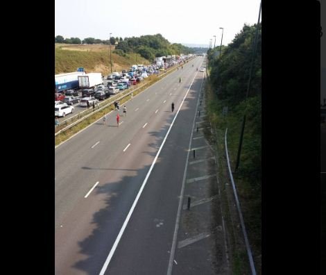 Χάος στη Βρετανία: Κατέρρευσε γέφυρα σε αυτοκινητόδρομο στο Κέντ [εικόνες] | iefimerida.gr 1