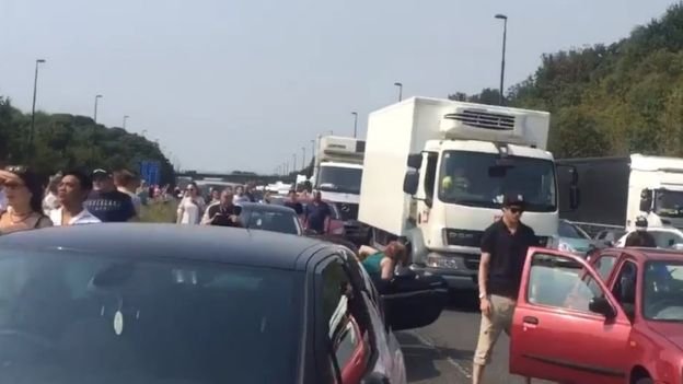 Χάος στη Βρετανία: Κατέρρευσε γέφυρα σε αυτοκινητόδρομο στο Κέντ [εικόνες] | iefimerida.gr 2