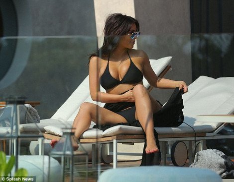 «Ξεχειλίζει» από το μικροσκοπικό μπικίνι της η Κιμ Καρντάσιαν –Δεν αφήνει τίποτα στη φαντασία [εικόνες] | iefimerida.gr 3