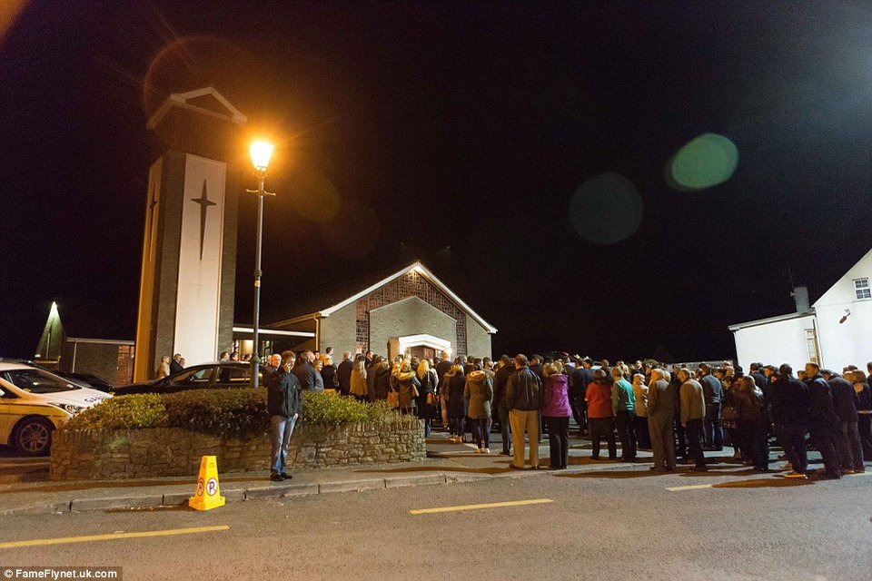 Ο Τζιμ Κάρεϊ στην κηδεία της πρώην του, που αυτοκτόνησε -Σήκωσε στους ώμους του το φέρετρο της 30χρονης [εικόνες] | iefimerida.gr 16