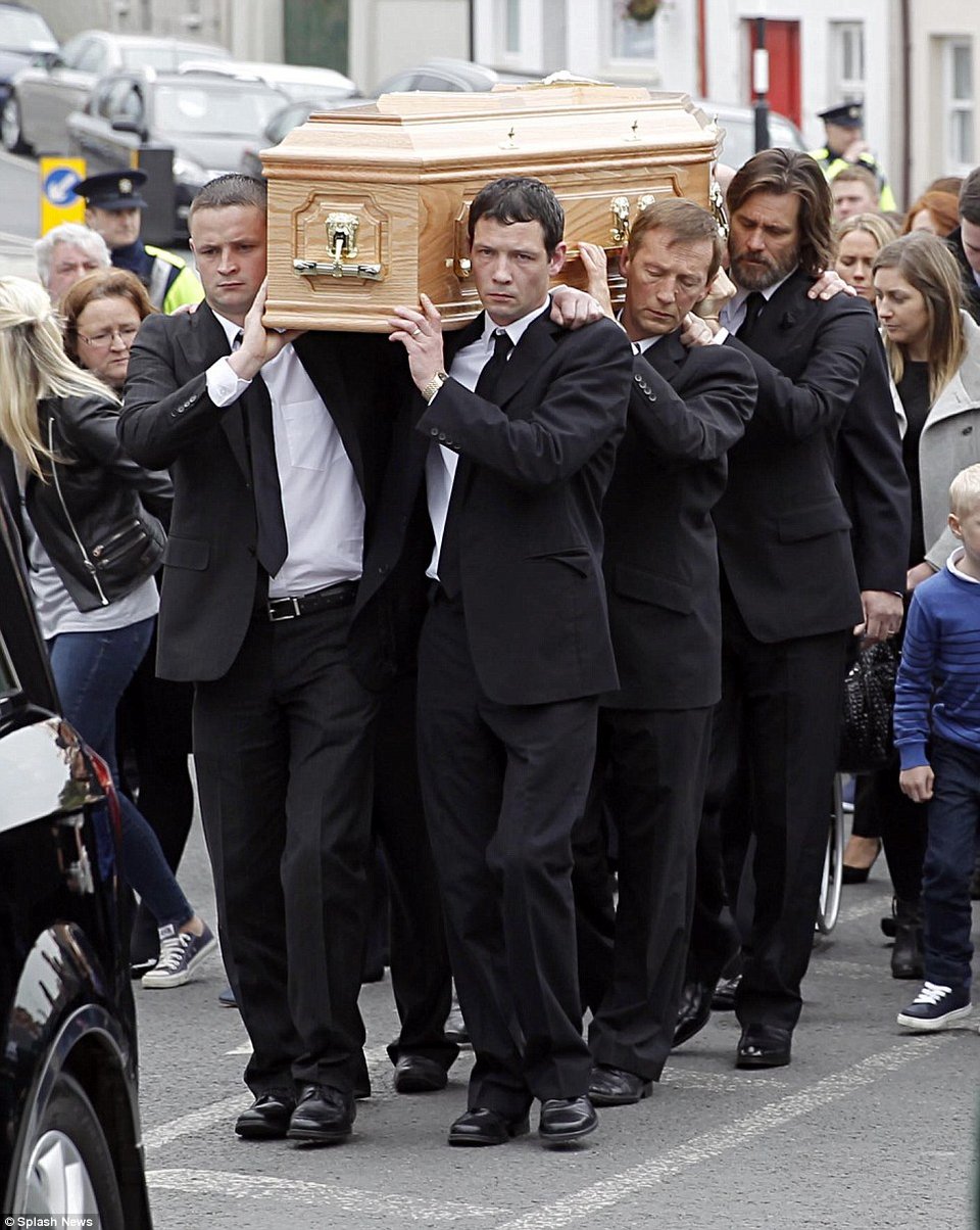 Ο Τζιμ Κάρεϊ στην κηδεία της πρώην του, που αυτοκτόνησε -Σήκωσε στους ώμους του το φέρετρο της 30χρονης [εικόνες] | iefimerida.gr 1