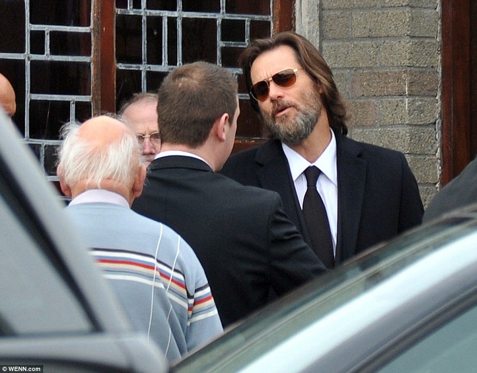 Ο Τζιμ Κάρεϊ στην κηδεία της πρώην του, που αυτοκτόνησε -Σήκωσε στους ώμους του το φέρετρο της 30χρονης [εικόνες] | iefimerida.gr 6