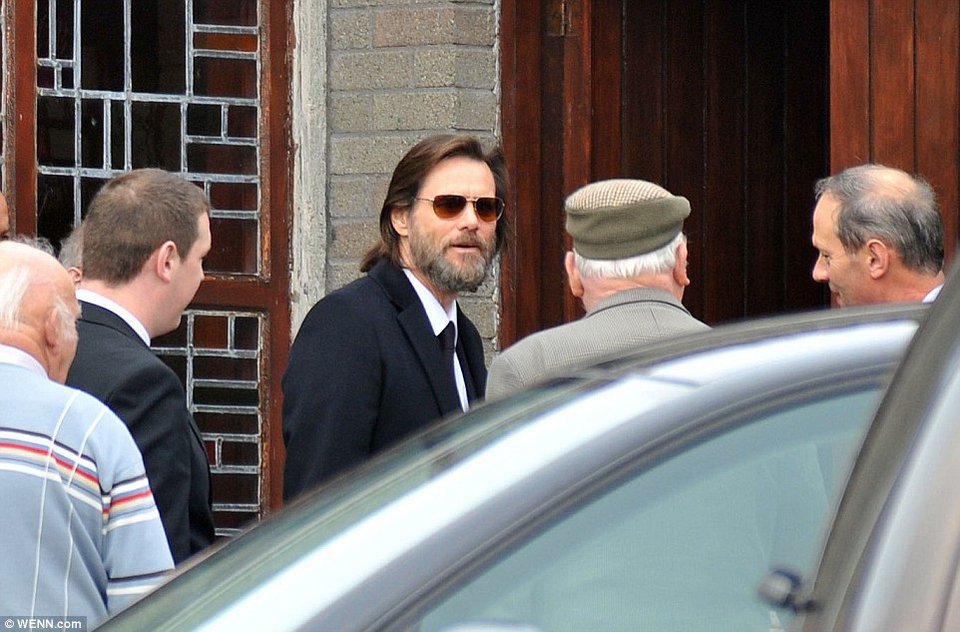 Ο Τζιμ Κάρεϊ στην κηδεία της πρώην του, που αυτοκτόνησε -Σήκωσε στους ώμους του το φέρετρο της 30χρονης [εικόνες] | iefimerida.gr 7