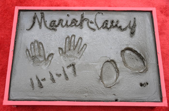 Κι όμως τα κατάφερε! Η Μαράια Κάρεϊ ισορρόπησε με γόβες Louboutin πάνω στον νωπό πηλό! [εικόνες] | iefimerida.gr 2