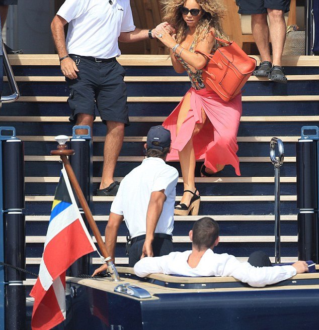 Τι τα ήθελε τα τακούνια η Μαράια Κάρεϊ: Καρέ- καρέ η προσπάθειά της να μην φάει τούμπα [εικόνες] | iefimerida.gr 1