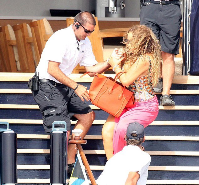 Τι τα ήθελε τα τακούνια η Μαράια Κάρεϊ: Καρέ- καρέ η προσπάθειά της να μην φάει τούμπα [εικόνες] | iefimerida.gr 3