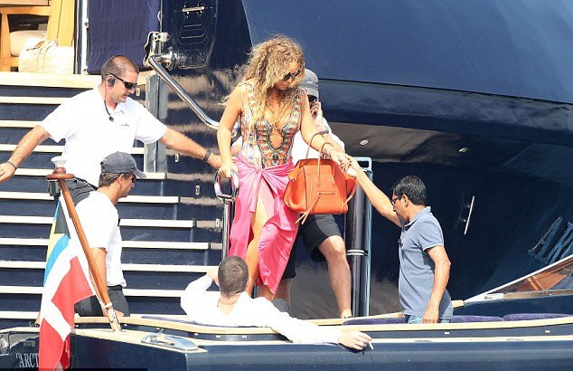 Τι τα ήθελε τα τακούνια η Μαράια Κάρεϊ: Καρέ- καρέ η προσπάθειά της να μην φάει τούμπα [εικόνες] | iefimerida.gr 4