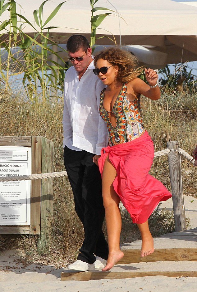 Τι τα ήθελε τα τακούνια η Μαράια Κάρεϊ: Καρέ- καρέ η προσπάθειά της να μην φάει τούμπα [εικόνες] | iefimerida.gr 6