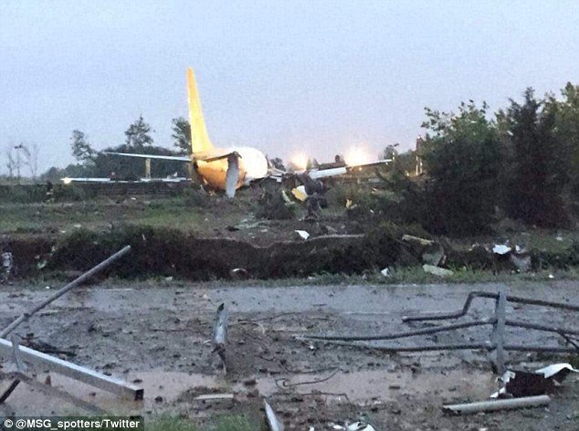 Απίστευτο: Αεροπλάνο βγήκε από τον διάδρομο προσγείωσης και κατέληξε σε δρόμο [εικόνες] | iefimerida.gr 1