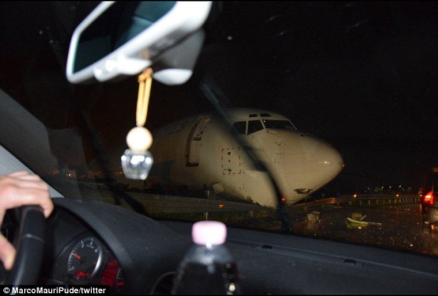 Απίστευτο: Αεροπλάνο βγήκε από τον διάδρομο προσγείωσης και κατέληξε σε δρόμο [εικόνες] | iefimerida.gr 2